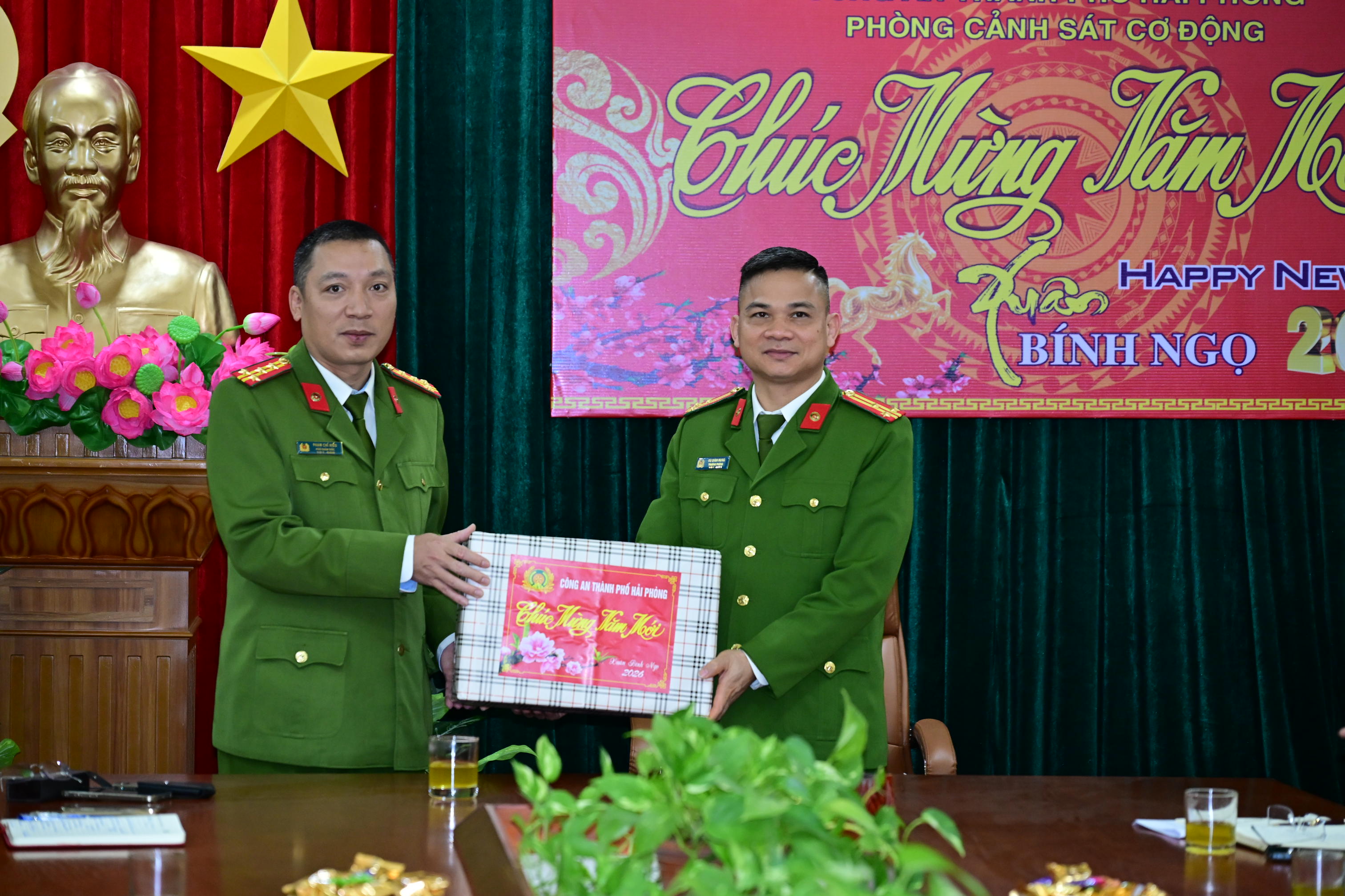 Đại tá Phạm Chí Hiếu - Phó Giám đốc CATP thăm, chúc Tết và động viên cán bộ, chiến sĩ Phòng Cảnh sát Cơ động 